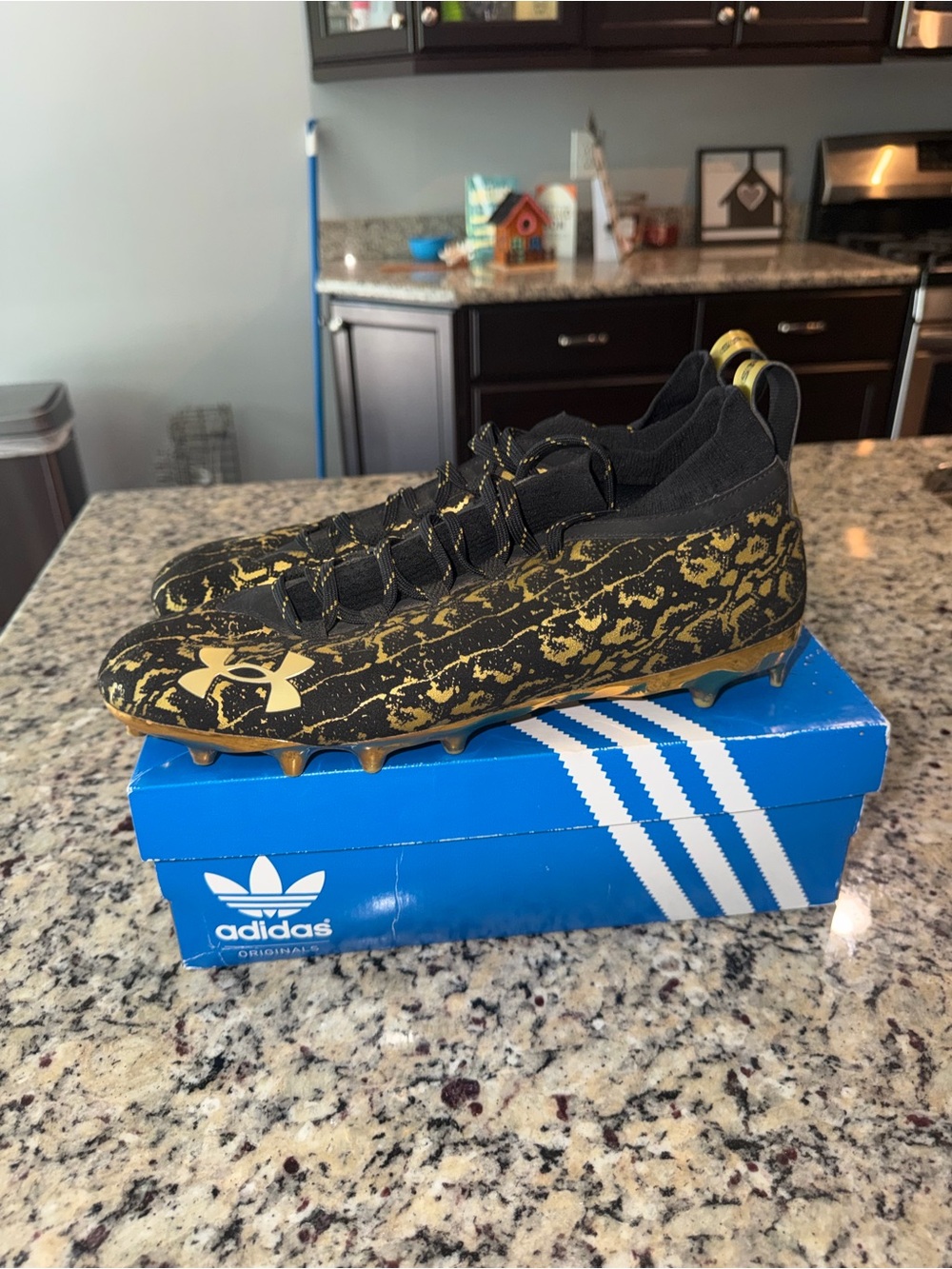 Size 13 Under Armour Spotlight Lux 2.0 Black Metallic Gold SKU 3024251-001 Used